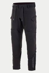 Pantalon imperméable Alpinestars Juggernaut, pantalon de moto, noir, doté d'une taille à cordon de serrage et d'une ceinture élastiquée, de poches cargo zippées sur les cuisses, d'un logo Alpinestars vertical sur le bas de la jambe, construction textile softshell au style décontracté