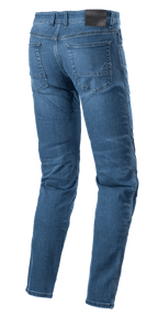 Pantalon Denim Alpinestars Radon Coupe Regular, jean de moto, Rinse Blue, vue arrière montrant l'empiècement noir à la taille et le logo étoile brodé sur la poche arrière droite, jambes pré-courbées pour l'ergonomie de pilotage, style denim décontracté à cinq poches