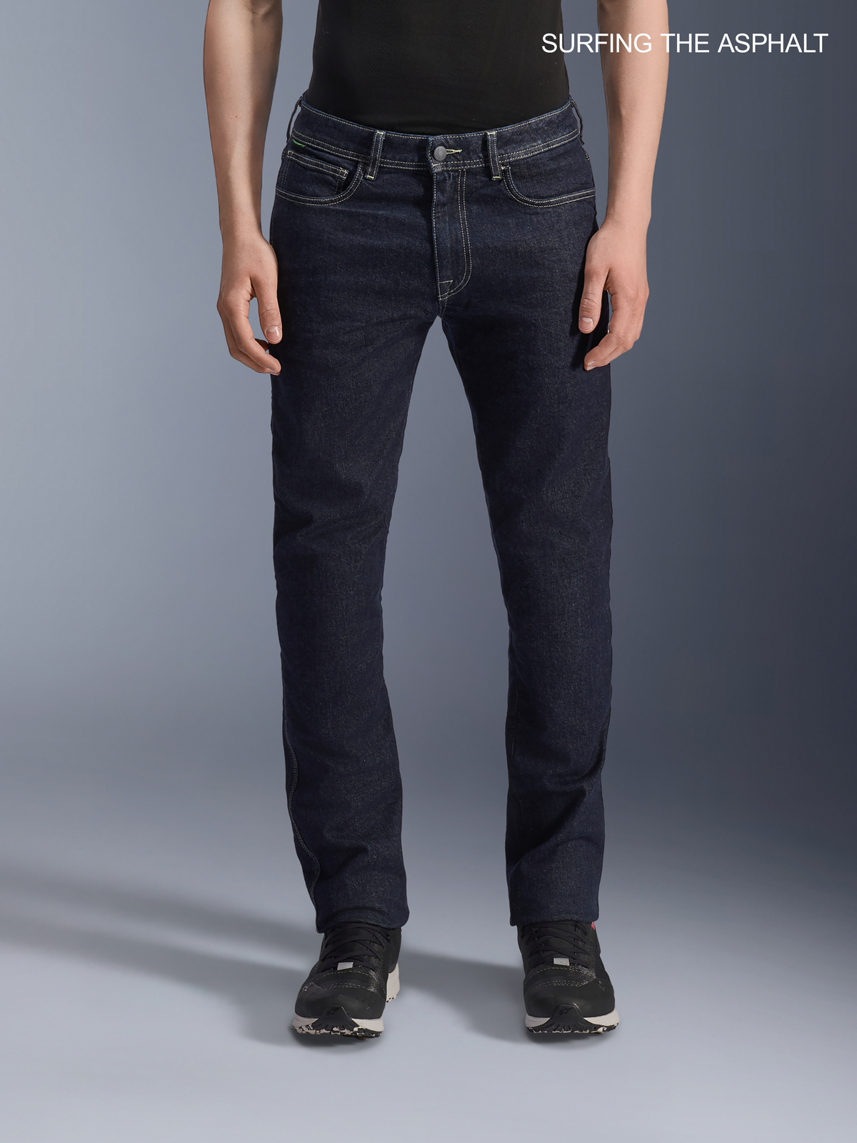 Pantalon Denim Copper V3 d'Alpinestars, pantalon de moto urbain pour homme en bleu rinçage, vue de face sur un modèle portant le denim stretch à jambe droite avec renforts en fibres d'aramide et protection certifiée CE