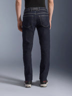 Alpinestars Copper V3 Denim Pants, jeans de moto urbain pour homme en Rinse Blue, vue de dos sur modèle montrant la coupe droite standard, les poches arrière et les surpiqûres contrastées.