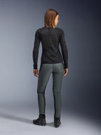 Pantalon Alpinestars Alamosa, pantalon de moto urbain pour femme, gris urbain, coupe ajustée, softshell, vue arrière.