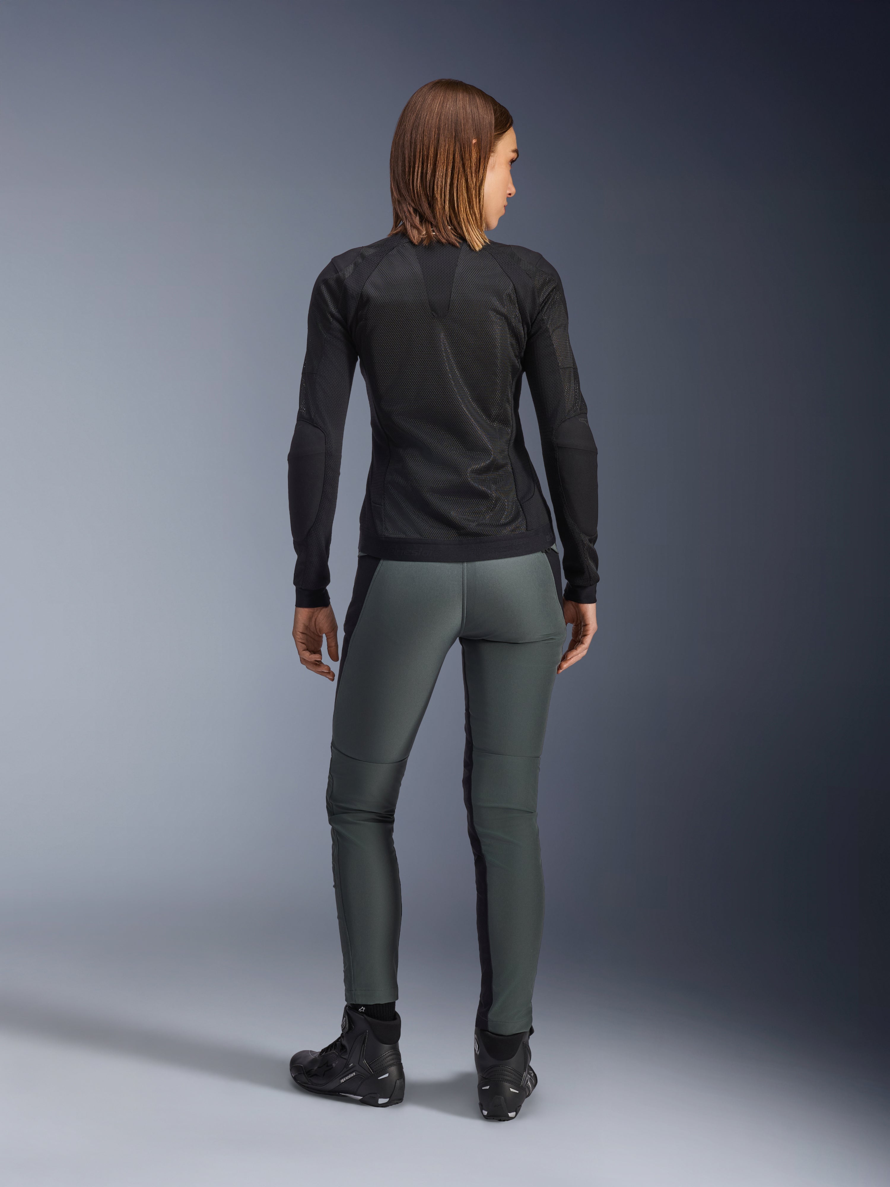 Pantalon Alpinestars Alamosa, pantalon de moto urbain pour femme, gris urbain, coupe ajustée, softshell, vue arrière.