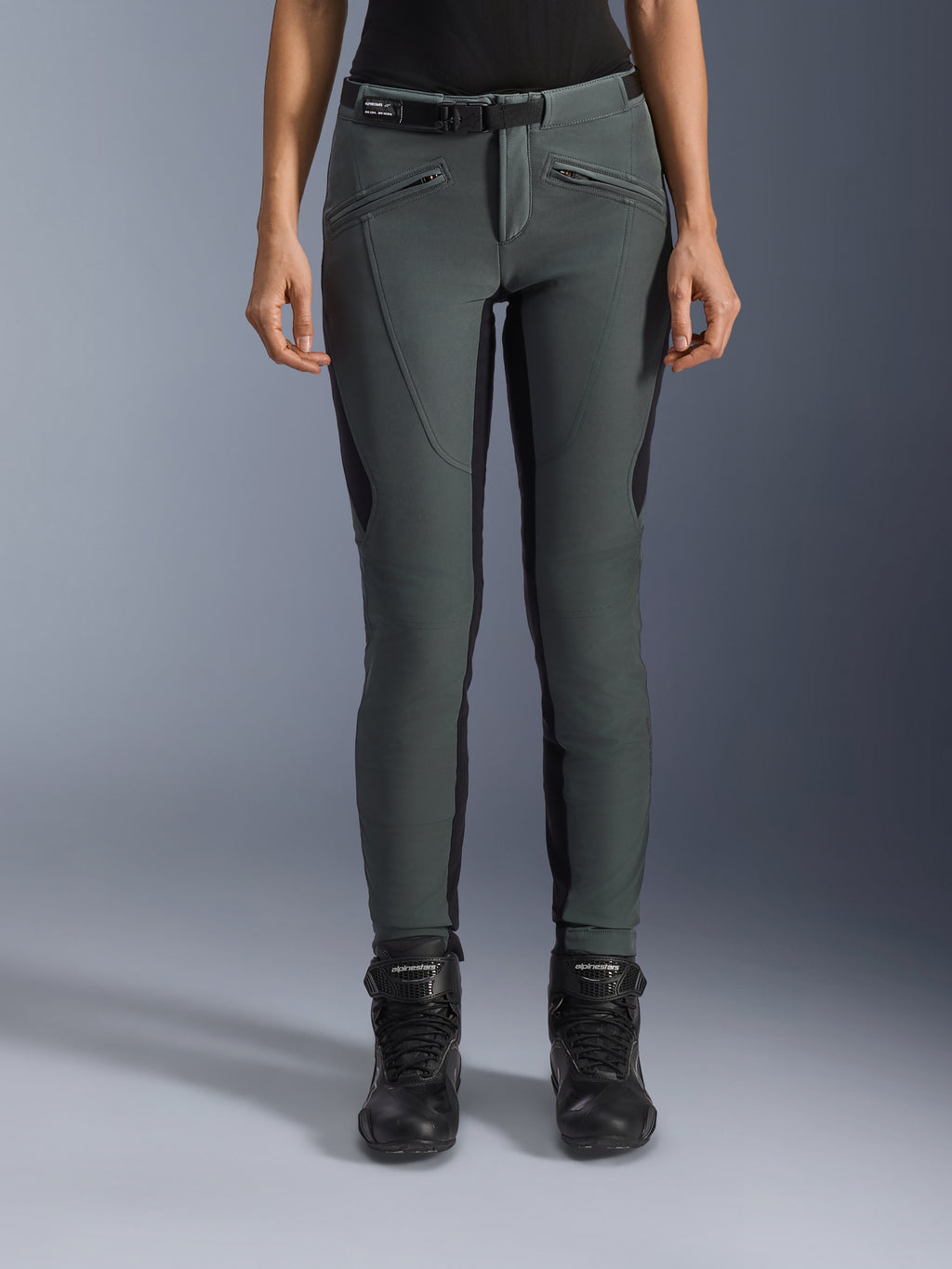 Alpinestars pantalon Alamosa, pantalon de moto urbain pour femme, gris et noir, coupe ajustée en softshell, poches zippées.