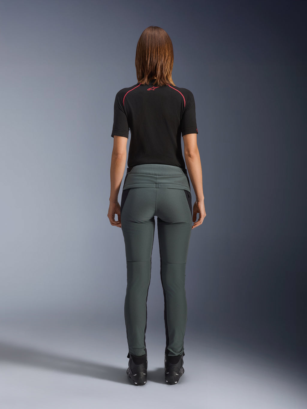 Alpinestars Alamosa, pantalon de moto urbain pour femme, gris urbain, coupe ajustée, détails matelassés au dos, vue de dos.