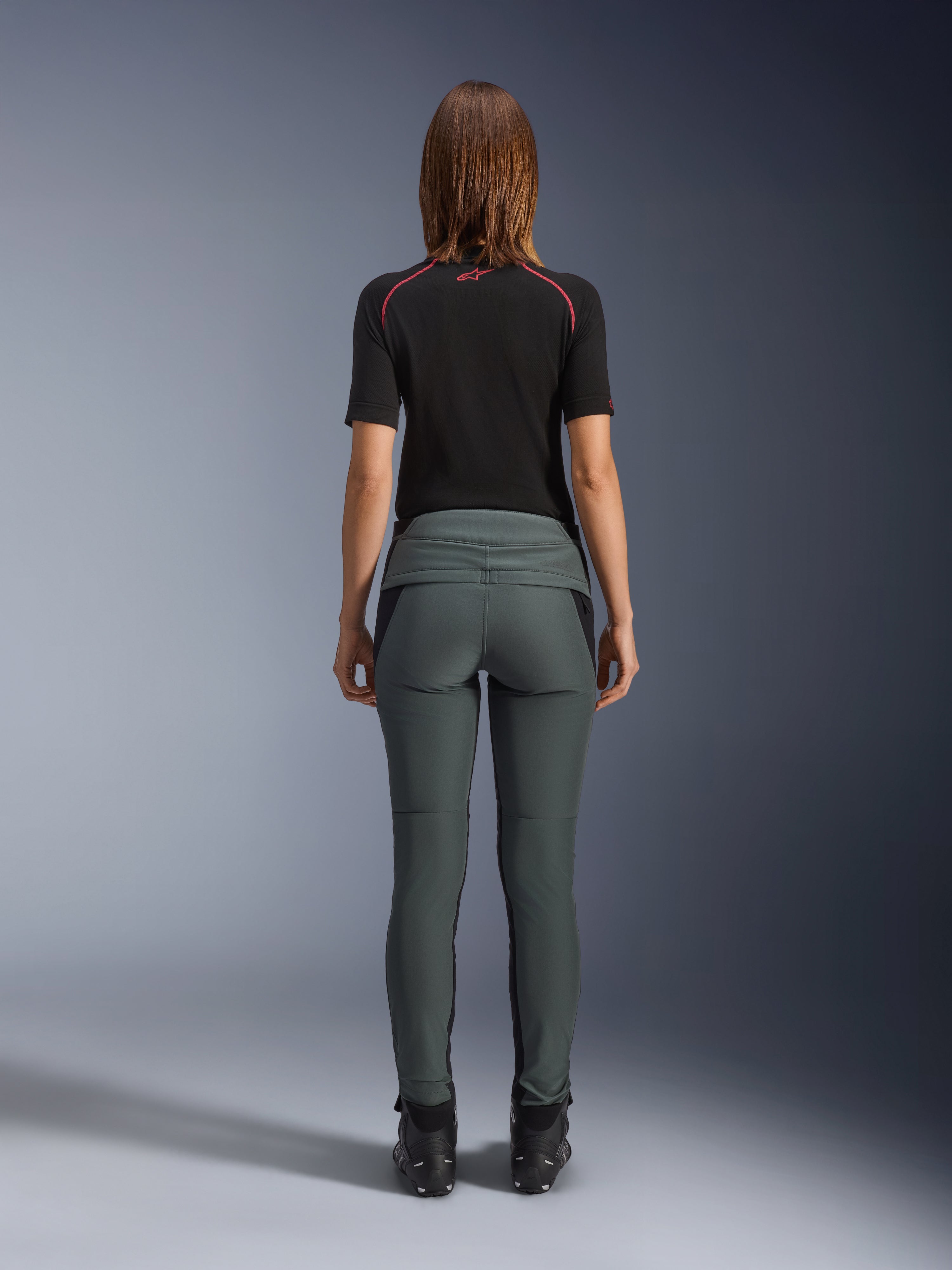 Alpinestars Alamosa, pantalon de moto urbain pour femme, gris urbain, coupe ajustée, détails matelassés au dos, vue de dos.