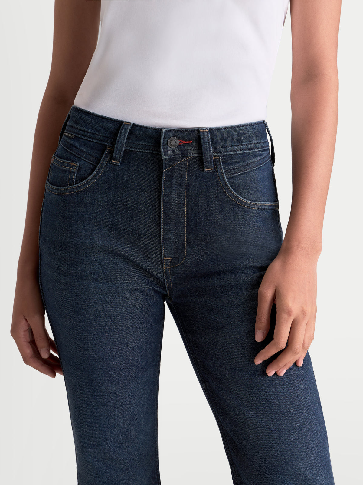 Alpinestars Stella Flex Ast 7 Denim Pantalons, pantalon de moto en denim pour femme bleu foncé, vue rapprochée des cinq poches et de la coupe à la taille portée par un modèle