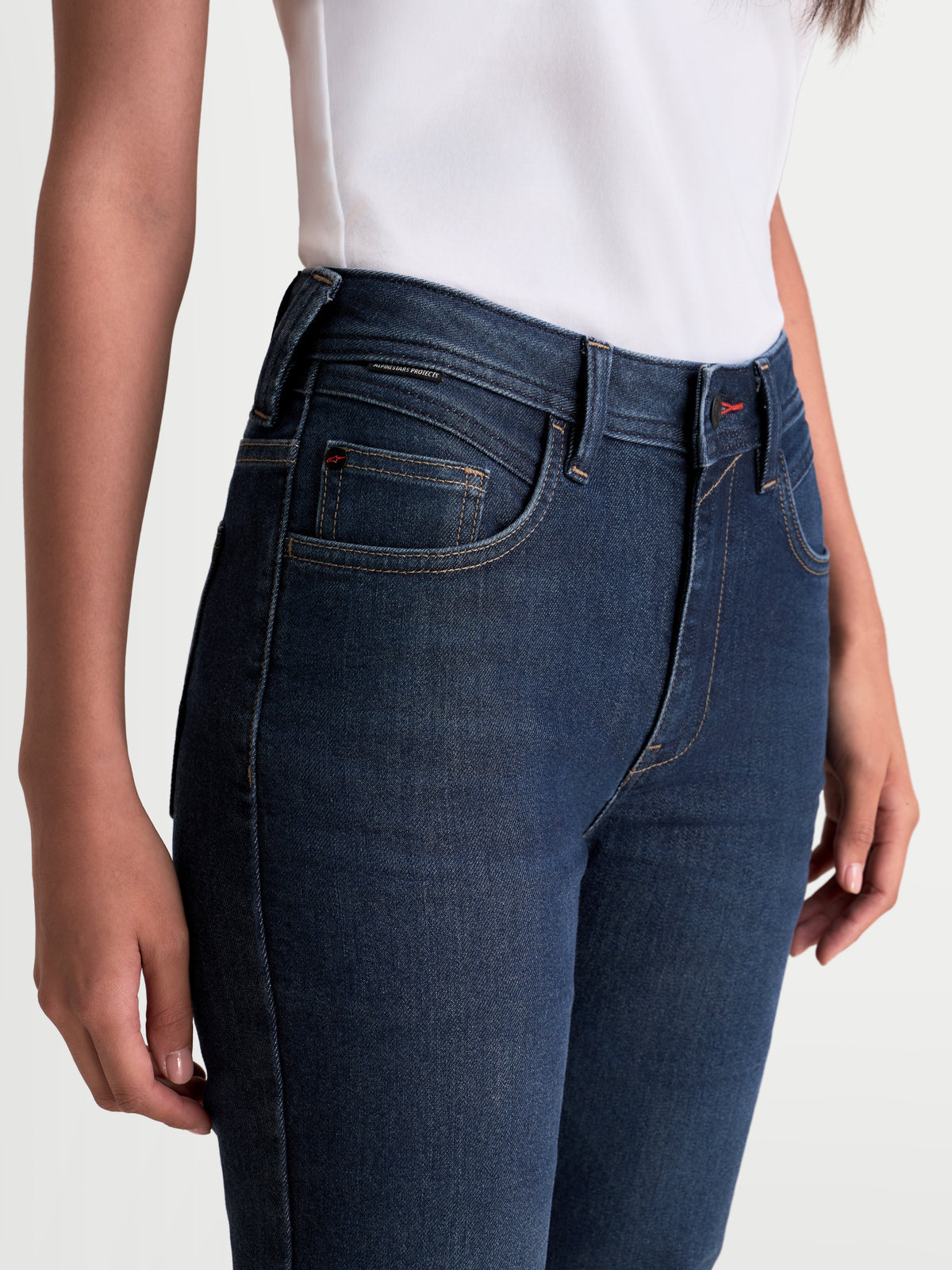 Alpinestars Stella Flex Ast 7 Denim Pantalons, pantalon de moto urbain pour femme, bleu foncé, vue rapprochée de la taille et de la construction des poches porté par un modèle