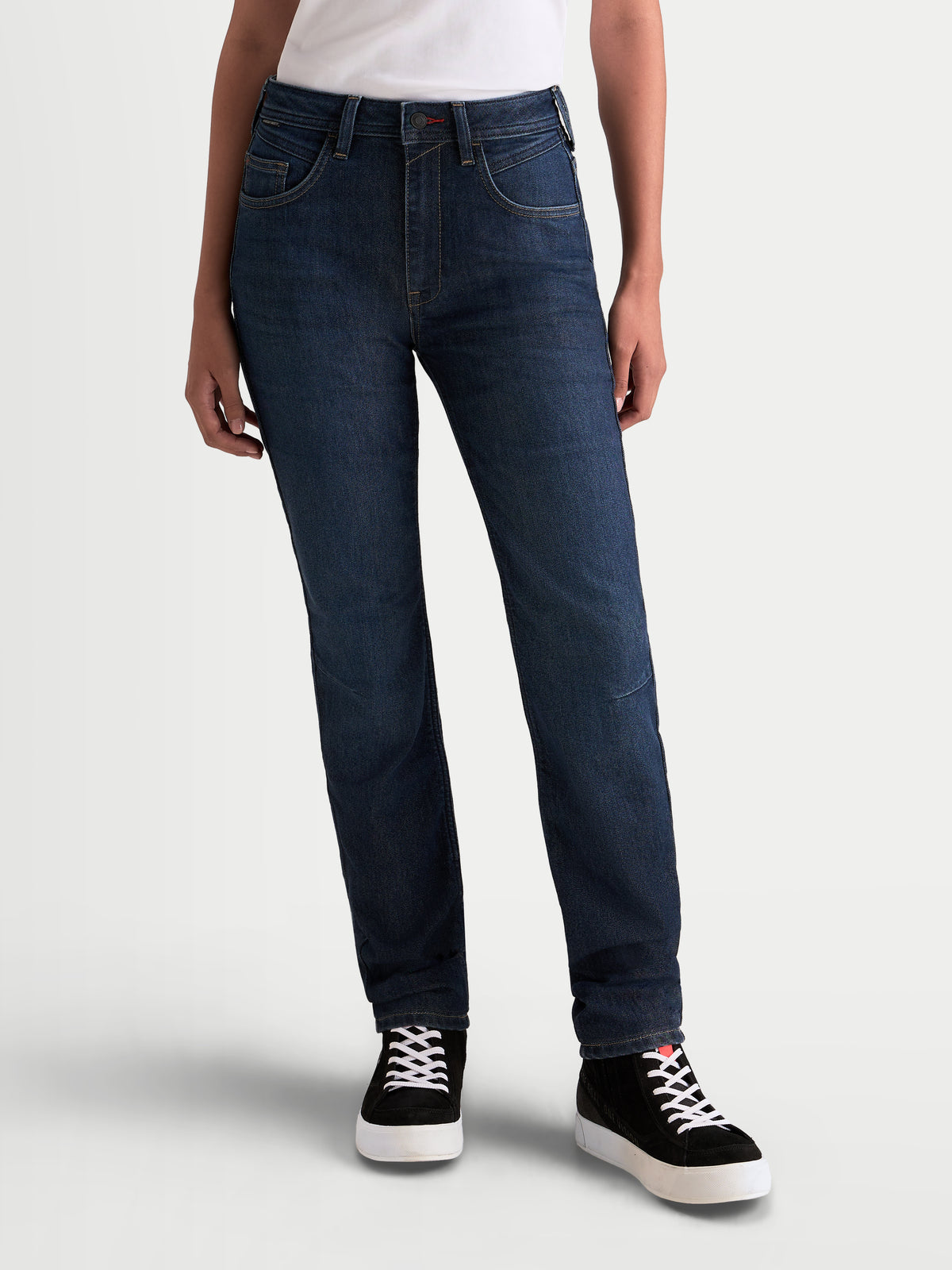 Alpinestars Stella Flex-AST 7 Denim Pantalons, pantalon de moto en denim pour femme bleu foncé, vue de face sur un modèle portant un t-shirt blanc et des baskets décontractées