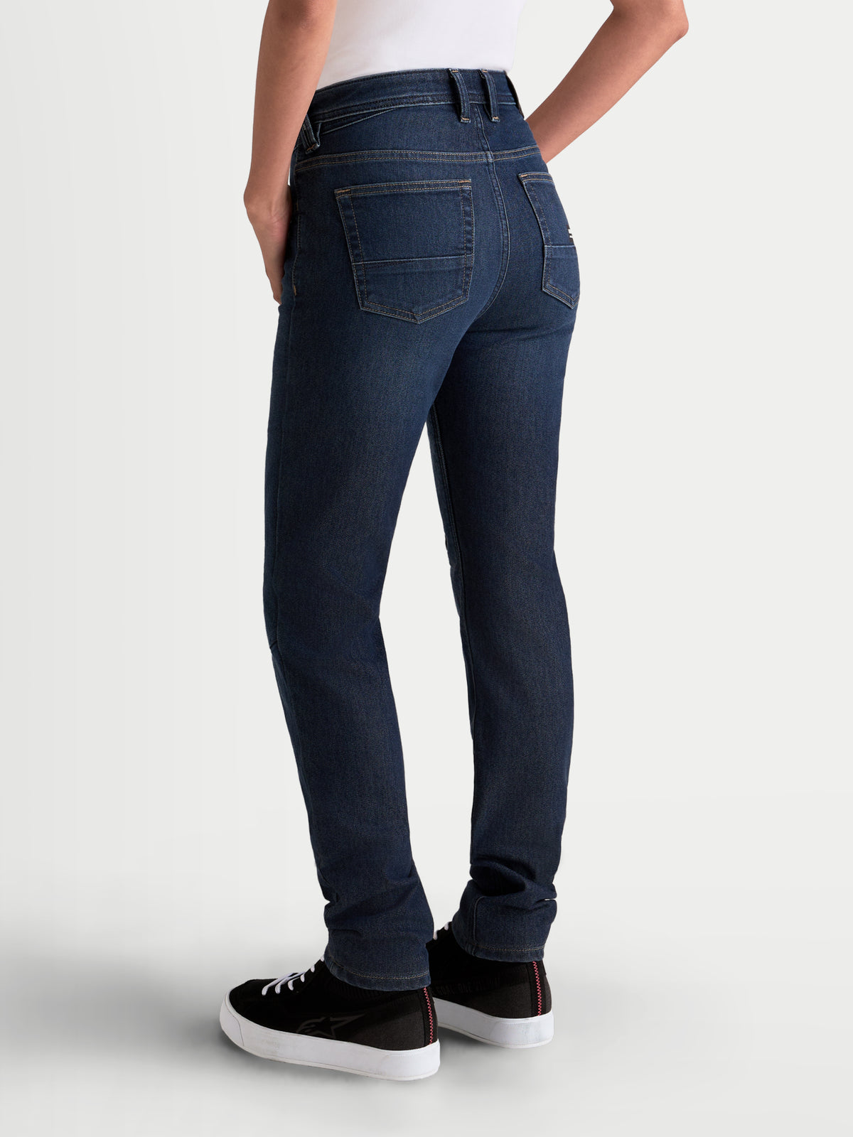 Alpinestars Stella Flex Ast 7 Denim Pantalons, pantalon de moto urbain pour femme bleu foncé, vue de dos montrant la construction en denim technique monocouche et le style à cinq poches sur un modèle
