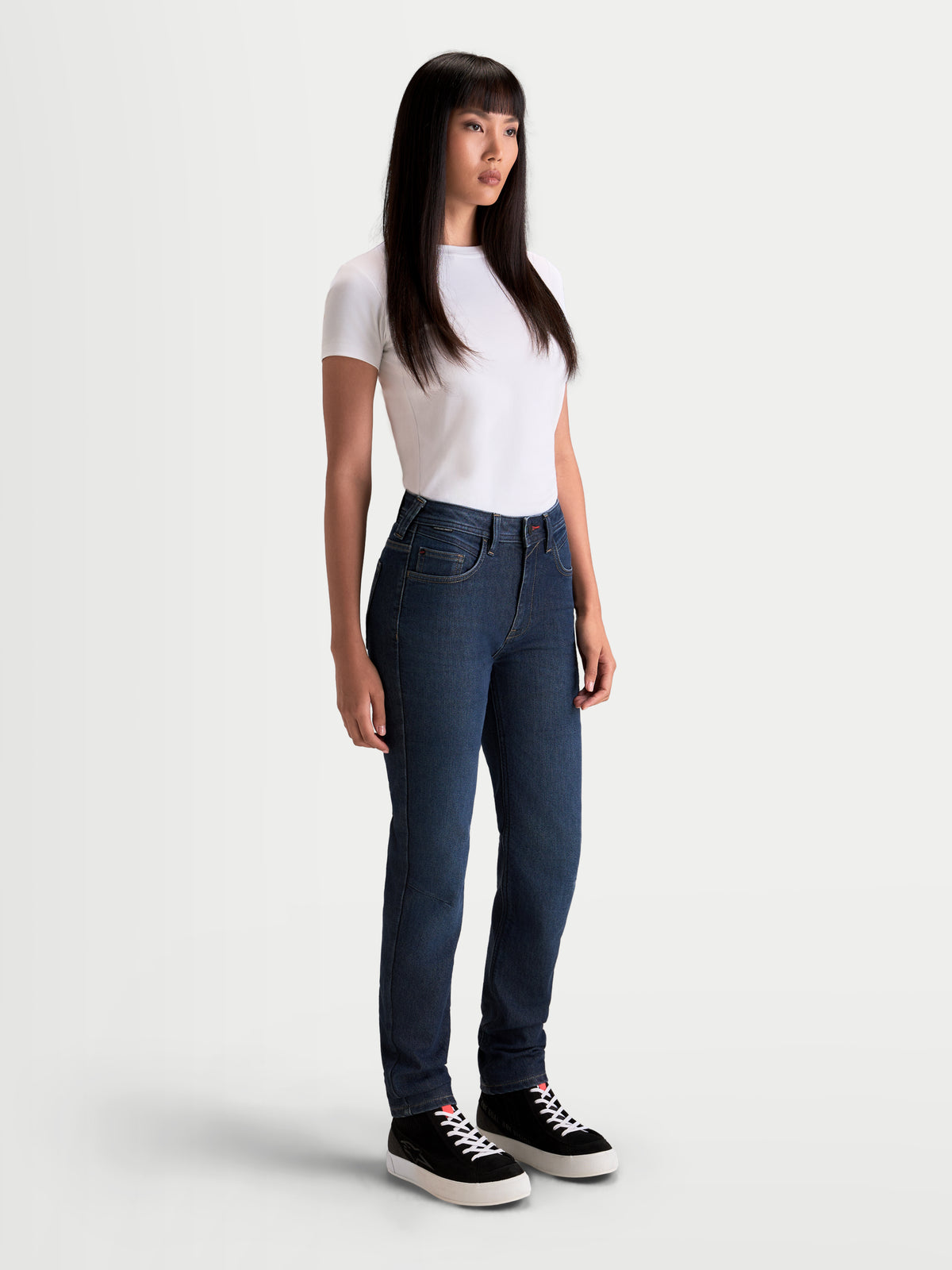 Alpinestars Stella Flex Ast 7 Denim Pantalons, pantalon de moto urbain pour femme en denim bleu foncé, vue de profil de côté porté par un modèle avec un t-shirt blanc