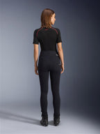 Alpinestars Stella Flex-Ast Leggings, leggings de moto pour femme, noir, vue arrière montrant la coupe slim à taille haute, portés avec un haut noir à manches courtes et des bottes de moto noires, équipement de conduite urbaine