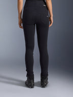 Alpinestars Stella Flex-Ast Leggings, leggings de moto pour femme, noir, vue arrière montrant les poches arrière et la coupe ajustée, portés avec des bottes de moto noires, style de conduite urbain