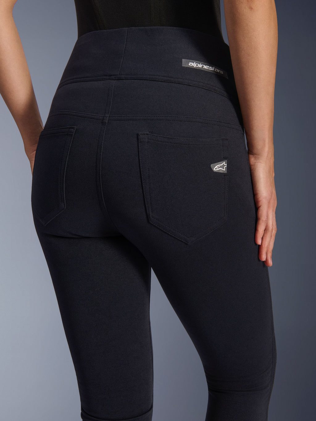 Leggings Alpinestars Stella Flex-Ast, leggings de moto pour femme, noir, vue arrière avec design taille haute, deux poches arrière, logo Alpinestars sur la taille et la poche droite, textile ajusté pour la conduite urbaine