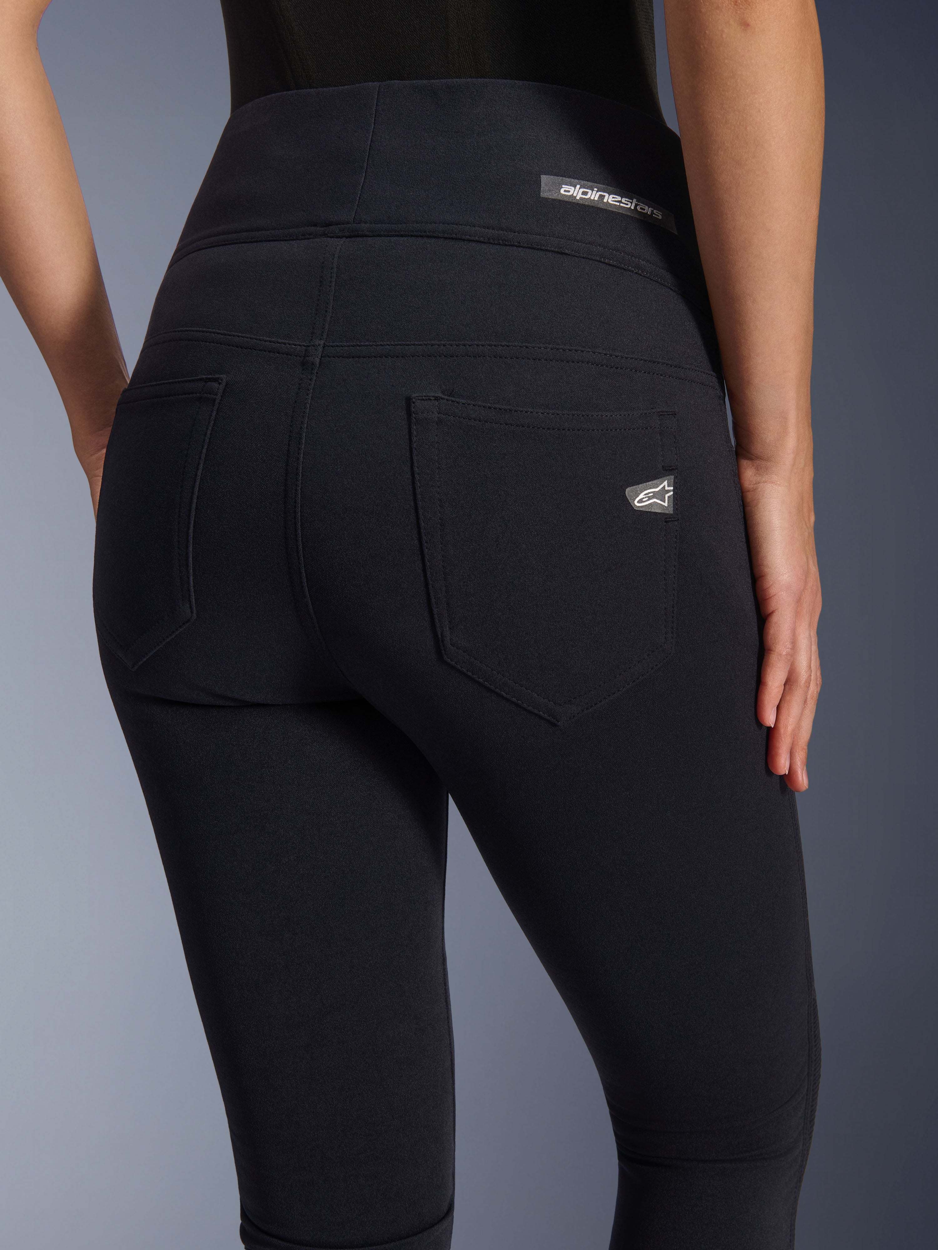 Leggings Alpinestars Stella Flex-Ast, leggings de moto pour femme, noir, vue arrière avec design taille haute, deux poches arrière, logo Alpinestars sur la taille et la poche droite, textile ajusté pour la conduite urbaine