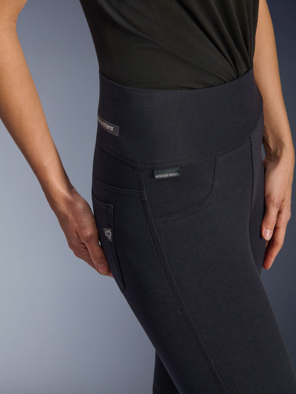 Leggings Alpinestars Stella Flex-Ast, leggings de moto pour femme, noir, gros plan sur la taille haute et la zone des hanches avec logos discrets, design urbain épuré pour la conduite sur route