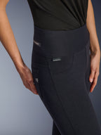 Leggings Alpinestars Stella Flex-AST pour femme, pantalon de moto noir à taille haute, gros plan sur la zone de la hanche présentant l'étiquette jacquard, coutures latérales à triple surpiqûre et détails de poche inspirés du denim, vêtement de conduite urbaine pour femme