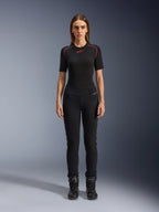 Leggings Banshee Femme Alpinestars, leggings de moto noirs, coupe anatomique moulante, portés par un mannequin femme avec une couche de base noire et des bottes de moto, avec panneaux de genoux côtelés et taille haute pour la conduite urbaine