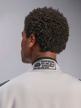 Combinaison Alpinestars GP Race V3 FIA, Silver Anthracite, gros plan sur le col arrière présentant l'étiquette de certification FIA 8856-2018 brodée, détaillant la conformité de sécurité pour l'équipement de course automobile