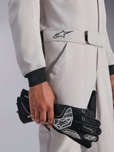 Combinaison Alpinestars GP Race V3 FIA, combinaison de course automobile, Argent Anthracite, tenue avec des gants de course noirs, dotée d'une taille ceinturée ajustable avec logo étoile brodé, poignets côtelés noirs, design sport automobile épuré et professionnel