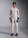 Alpinestars GP Race V3 Suit FIA en Silver Anthracite, combinaison de course automobile une pièce portée par un mannequin, dotée d'épaulettes et de détails gris foncé, accompagnée de gants et de bottines de course noirs, équipement de protection professionnel pour le sport automobile