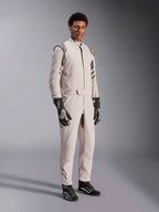 Alpinestars GP Race V3 Suit FIA, combinaison de course Silver Anthracite, combinaison de pilote une pièce avec épaulettes et taille ceinturée, portée avec des gants et des bottines de course noirs et blancs assortis, design épuré pour le sport automobile professionnel