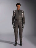 Alpinestars GP Race V3 Suit FIA, combinaison de course automobile, noir et argent, vue de face d'un pilote portant un équipement de course complet incluant gants et bottines, design professionnel de sport automobile avec logos Alpinestars sur les épaules et la ceinture
