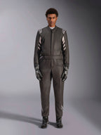Alpinestars GP Race V3 Suit FIA, combinaison de course automobile, noir et argent, vue de face d'un pilote portant un équipement de course complet incluant gants et bottines, design professionnel de sport automobile avec logos Alpinestars sur les épaules et la ceinture