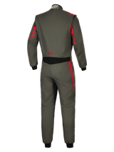Alpinestars GP Race V3 Suit FIA, combinaison de course automobile, Anthracite Rouge, vue de dos présentant un textile gris foncé avec des accents de bandes rouges sur les épaules et les manches, panneau extensible noir à la taille, logo étoile rouge dans le bas du dos, protection professionnelle pour le sport automobile