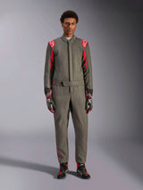 Alpinestars GP Race V3 Suit FIA, combinaison de course automobile, anthracite et rouge, portée par un mannequin homme avec gants et bottines assortis, avec épaulettes rouges et logos de la marque, équipement de sport automobile professionnel pour la conduite de performance