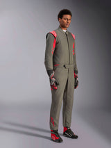 Alpinestars GP Race V3 Suit FIA, combinaison de course automobile anthracite et rouge, portée avec des gants et des chaussures de course assortis, avec épaulettes rouges et logos, design technique à deux couches pour le sport automobile