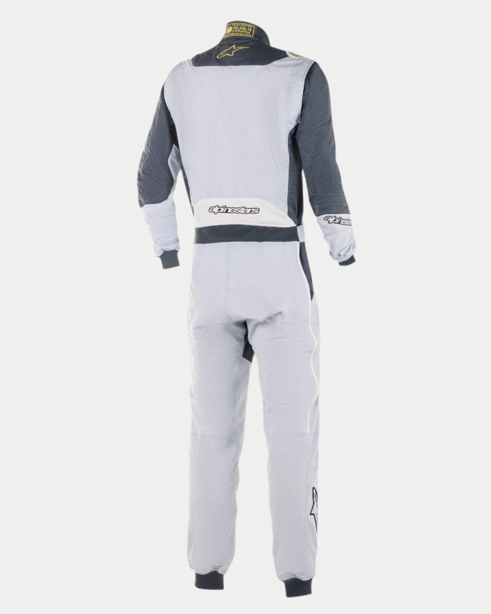 Combinaison Alpinestars GP Pro Comp, combinaison de course automobile professionnelle, argent et gris asphalte, vue arrière montrant un corps principal gris clair avec empiècements aux épaules gris foncé, panneau blanc au bas du dos avec logo Alpinestars et accents jaune citron sur le col