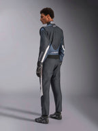 Alpinestars GP Pro Comp V2, combinaison de course automobile FIA pour homme, noire et asphalte, vue de profil arrière.