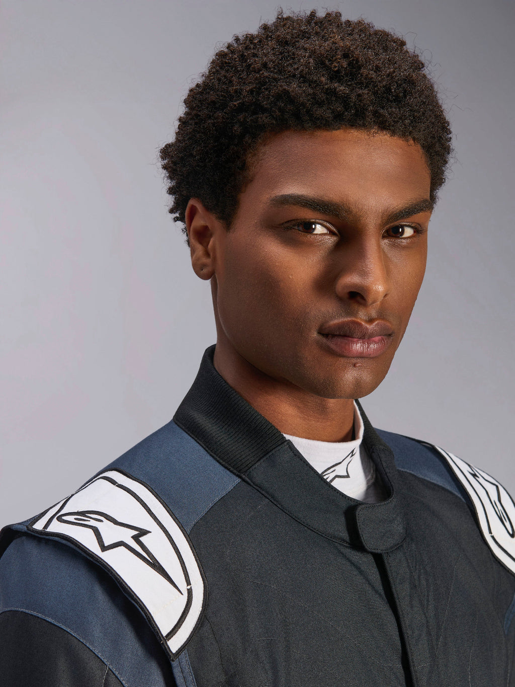 Alpinestars GP Pro Comp V2 FIA, combinaison de course automobile pour homme, noire et asphalte, épaulettes blanches avec logo, équipement professionnel certifié FIA