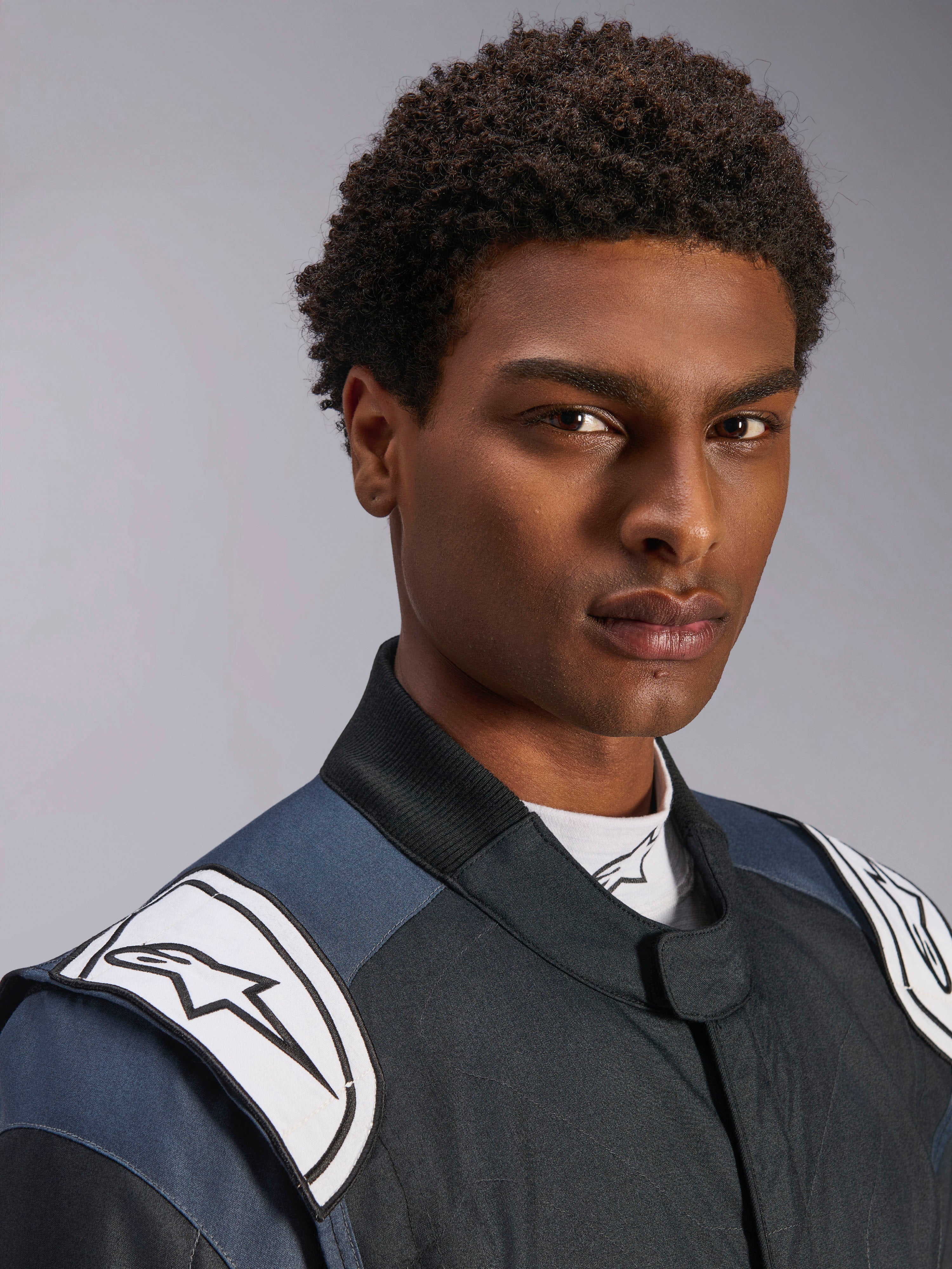 Alpinestars GP Pro Comp V2 FIA, combinaison de course automobile pour homme, noire et asphalte, épaulettes blanches avec logo, équipement professionnel certifié FIA