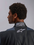 Alpinestars GP Pro Comp V2 FIA, combinaison de course auto, noire et asphalte, certifiée FIA 8856-2018, logo Astar blanc.
