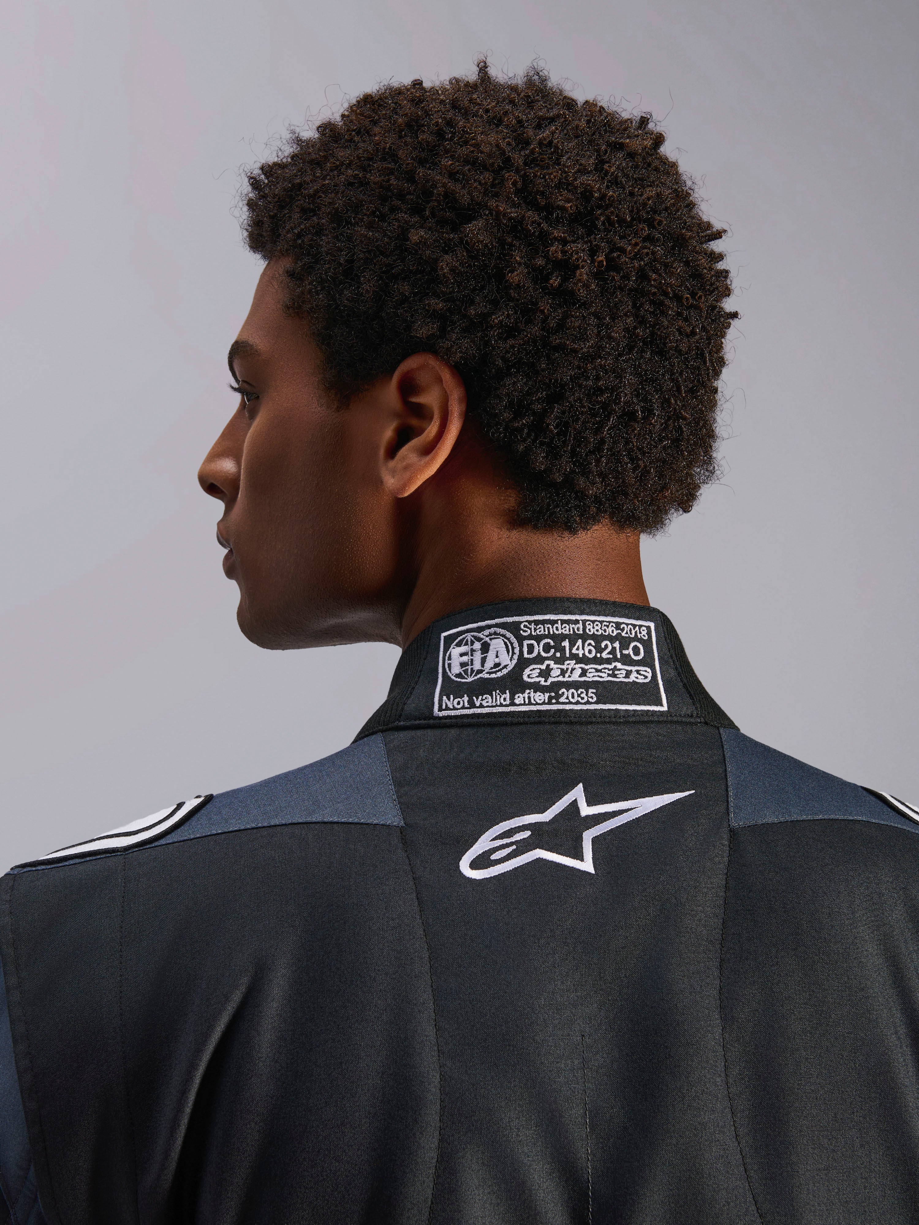 Alpinestars GP Pro Comp V2 FIA, combinaison de course auto, noire et asphalte, certifiée FIA 8856-2018, logo Astar blanc.