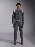 Alpinestars GP Pro Comp V2 - FIA, combinaison de course automobile pour homme, noire et blanche, certifiée FIA, portée par un pilote avec gants et bottes assortis pour la conduite sur circuit