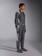 Alpinestars GP Pro Comp V2 FIA, combinaison de course automobile noire et blanche, certifiée FIA, vue de profil sur mannequin.