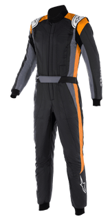 Combinaison Alpinestars GP Pro Comp V2 FIA, combinaison de course automobile une pièce, Noir Asphalt Orange Fluo, avec panneaux latéraux gris et accents verticaux orange vif, logos Alpinestars blancs sur les épaules et le bas de la jambe, design de sport automobile professionnel.