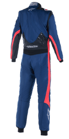 Combinaison Alpinestars GP Pro Comp V2 FIA, vue arrière d'une combinaison de course automobile une pièce, bleu marine avec des accents noirs et rouges, dotée de panneaux de préhension en silicone dans le bas du dos, bandes de course rouges sur les manches et les jambes, logo Alpinestars blanc, équipement de performance professionnel