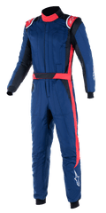 Alpinestars GP Pro Comp V2 FIA Suit, combinaison de course automobile professionnelle, bleu marine avec accents rouges et noirs, épaulettes rouges, col haut et bande rouge sur la jambe, équipement de protection pour le sport automobile