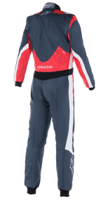 Combinaison Alpinestars GP Pro Comp V2 FIA, combinaison de course automobile, Asphalt, rouge et blanc, vue arrière présentant des panneaux rouges sur le bas du dos et les épaules, des accents blancs sur les côtés et le logo Alpinestars