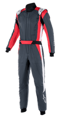 Alpinestars GP Pro Comp V2 FIA Suit, combinaison de course automobile, gris asphalte avec accents rouges et blancs, col haut, ceinture intégrée rouge et bandes latérales blanches, équipement de protection professionnel pour le sport automobile