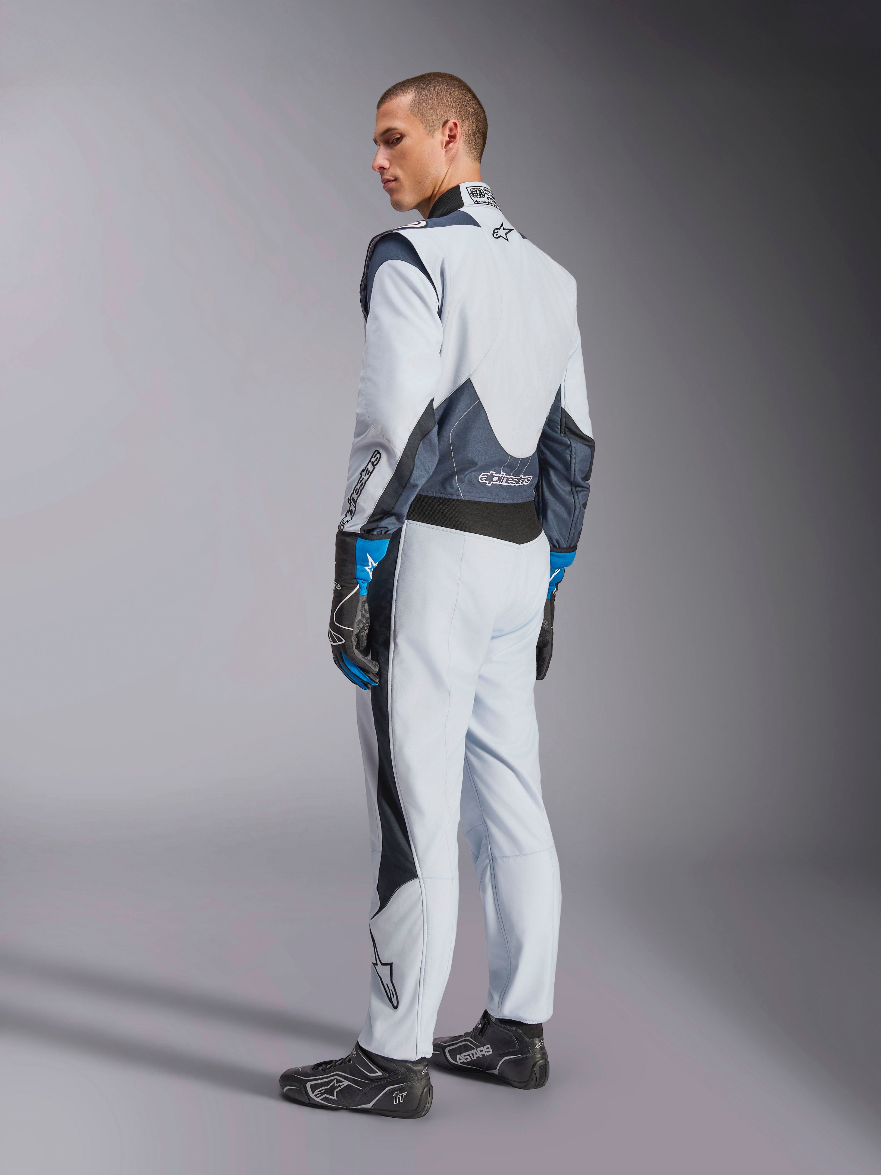 Alpinestars GP Pro Comp V2 FIA, combinaison de course automobile pour homme, argentée et bleue, avec panneaux extensibles.