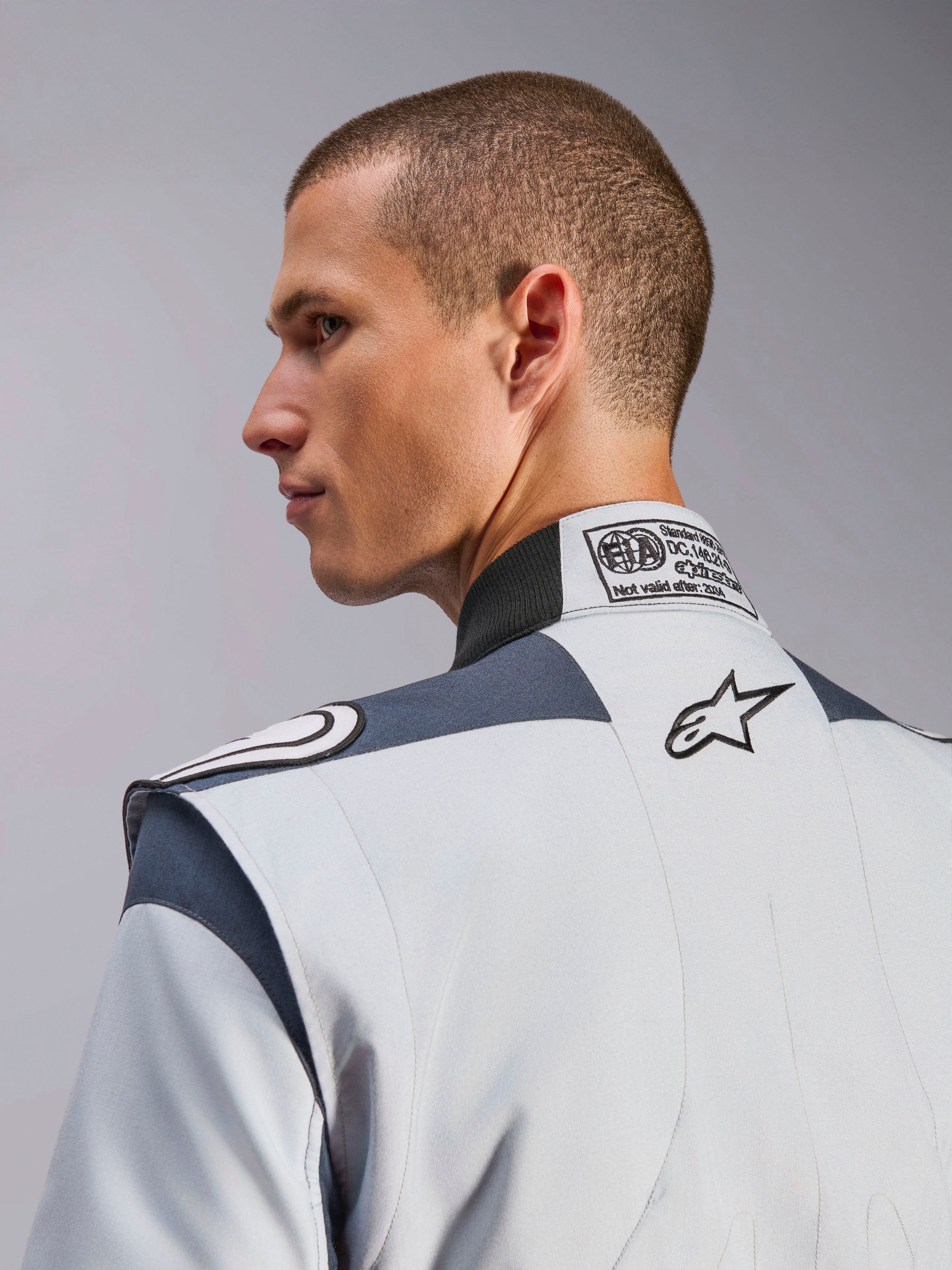 Alpinestars GP Pro Comp V2, combinaison de course, argentée et grise, certifiée FIA, avec logo brodé.