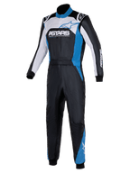 Alpinestars Atom Graphic 4 Suit, combinaison de course automobile une pièce, noire, argent et bleue, avec logo ASTARS imposant sur la poitrine, panneaux blancs et bleus, col haut et poignets côtelés, vêtement de protection professionnel pour le sport automobile
