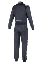 Combinaison Alpinestars Atom FIA, combinaison de course automobile, vue arrière en noir, avec logos Alpinestars blancs sur le bas du dos et le mollet droit, étiquette d'homologation FIA sur le col, construction textile une pièce épurée pour la sécurité en sport automobile professionnel