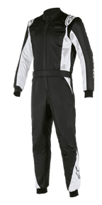 Combinaison Alpinestars Atom FIA, combinaison de course automobile, noir et argent, avec panneaux blancs sur les manches et les jambes, épaulettes, ceinture à la taille et poignets côtelés, design professionnel certifié FIA