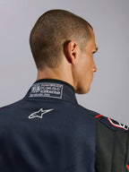 Combinaison Alpinestars GP Tech V4 en Bleu Marine Noir Rouge, gros plan sur le col arrière présentant l'étiquette de certification FIA 8856-2018 et le logo Alpinestars blanc brodé, détail de combinaison de course automobile haute performance