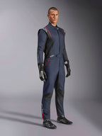 Combinaison Alpinestars GP Tech V4, combinaison de course automobile une pièce, bleu marine, noir et rouge, portée par un mannequin avec des gants et des bottines de course noirs, dotée de panneaux noirs et de liserés rouges, équipement de sport automobile professionnel.